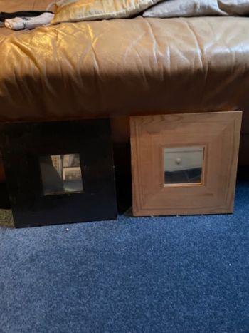 2 Cadres miroir décoratifs( couleur bois et un noir)