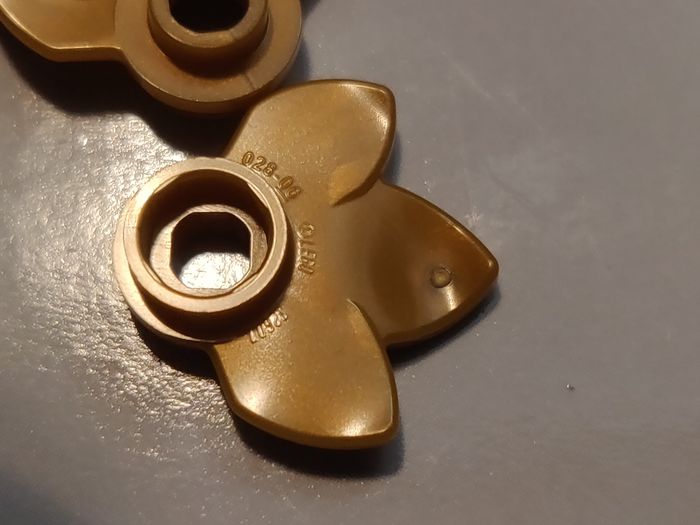 Lot 200 feuilles Lego dorées - parfait état jamais servies - vrai Lego - photo numéro 2