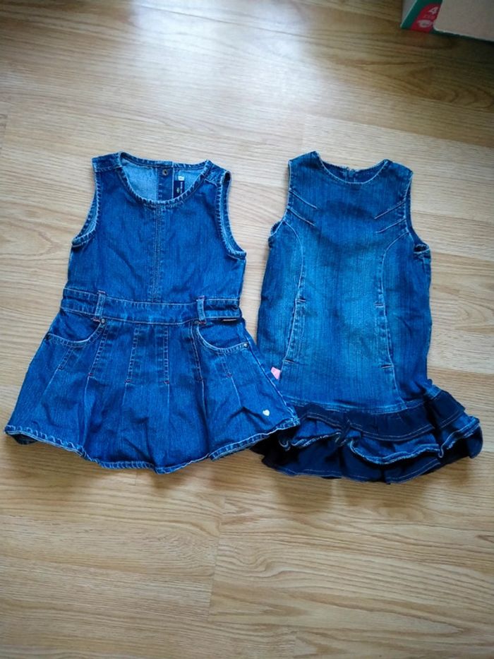 Lot de 2 robes en jean.
Taille 3 ans