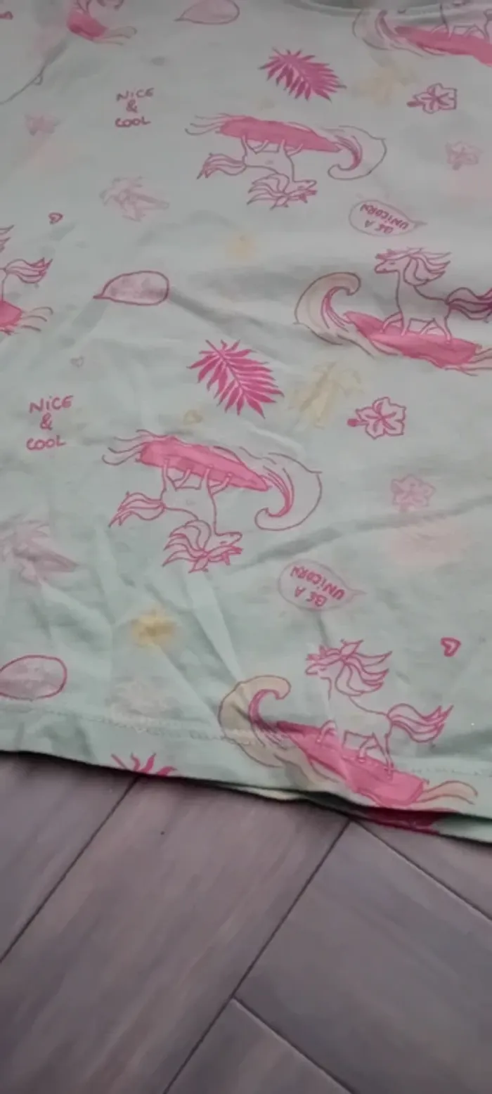 Joli Tee-shirt vert d'eau motifs licornes en très bon état 5 ans - photo numéro 2