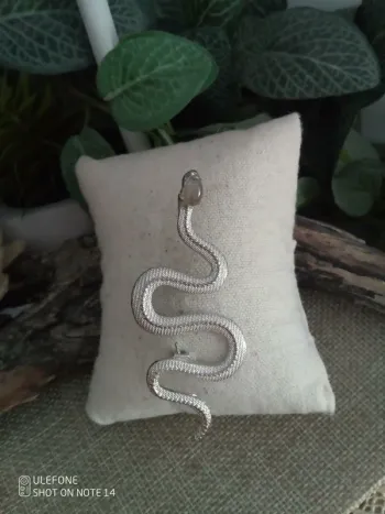 Broche serpent argenté et pierre de labradorite naturelle