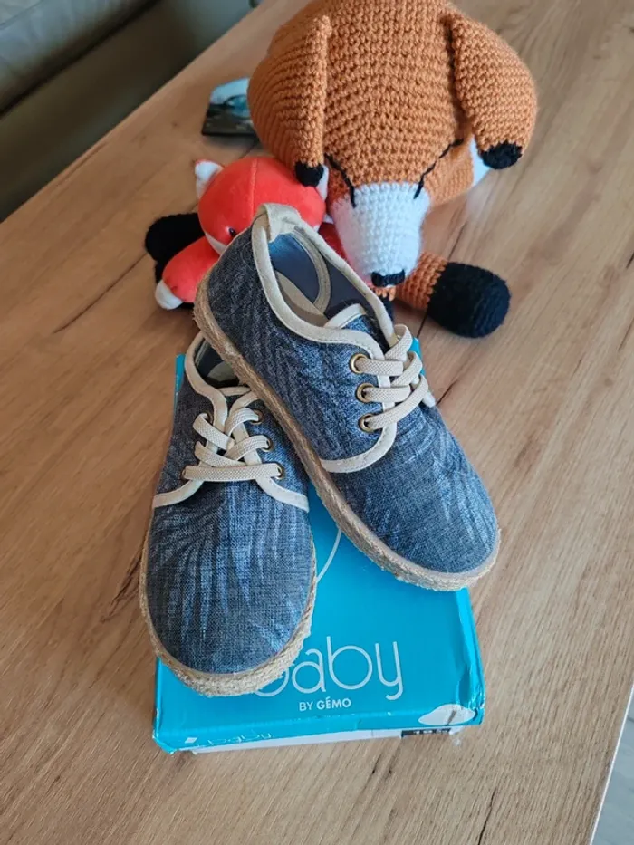 Chaussures espadrilles tbe peu portées 27 2 points noirs intérieurs cause étiquette collée kiabi