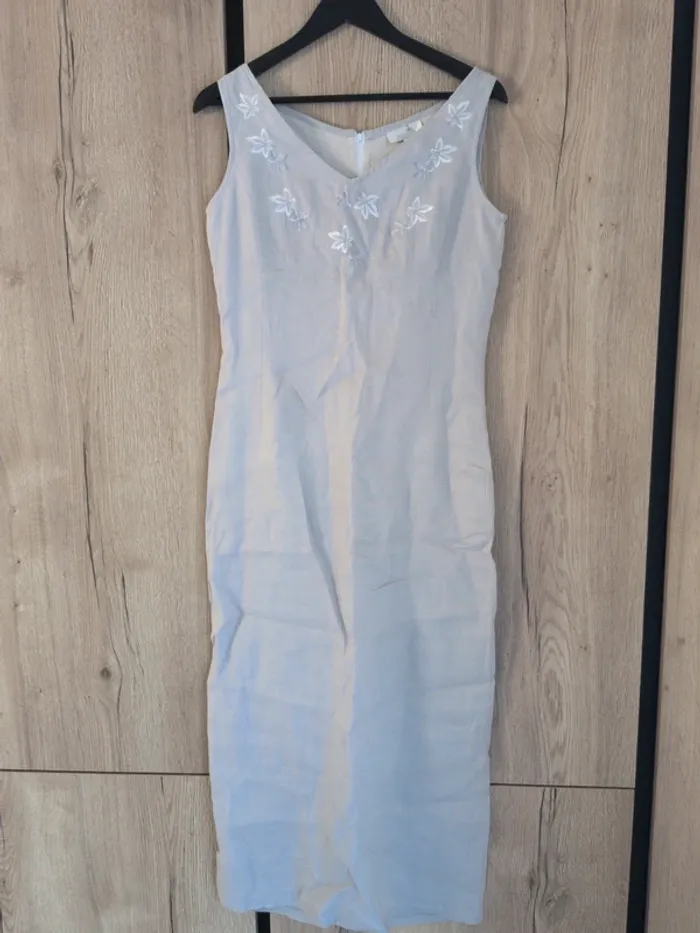 Robe d'été légère avec broderies florales Taille 1