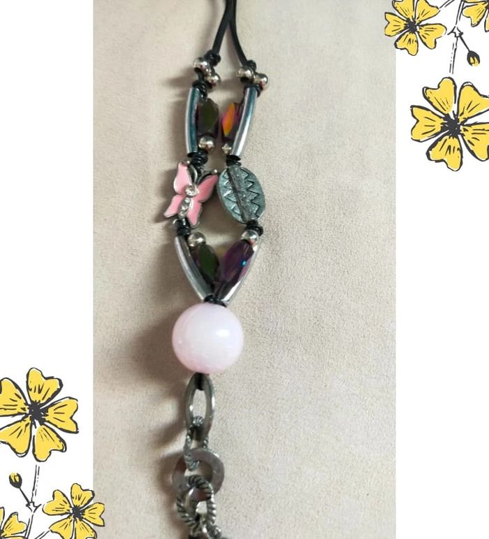 Collier Fantaisie Vintage – Pendentif Petite Fille & Pampilles Roses _ Collection Nuances de Rose - photo numéro 4