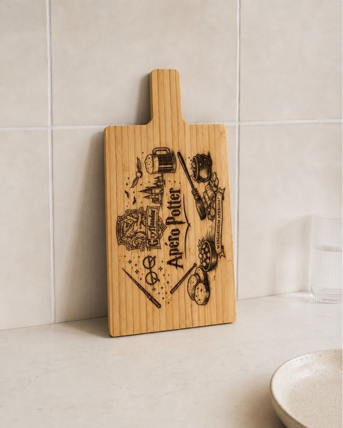 Planche apéritive Harry Potter en bambou – Apéro Potter gravée avec manche - photo numéro 3