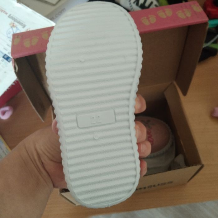 Chaussures neuf taille 22 - photo numéro 2