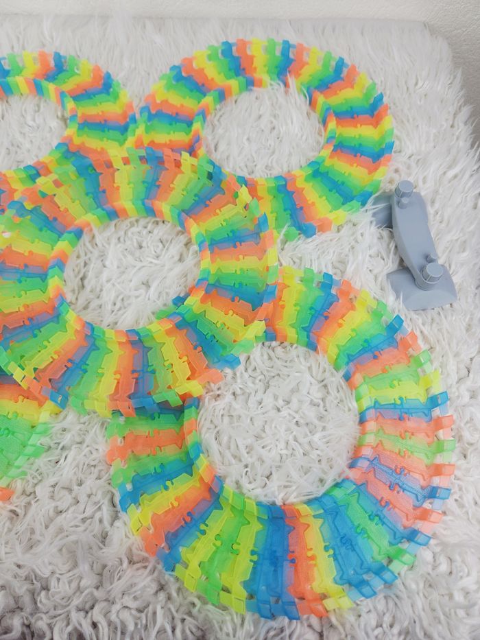 Lot de rails lumineux et rampes de circuits flexibles marque Magic Tracks 🎅 - photo numéro 2