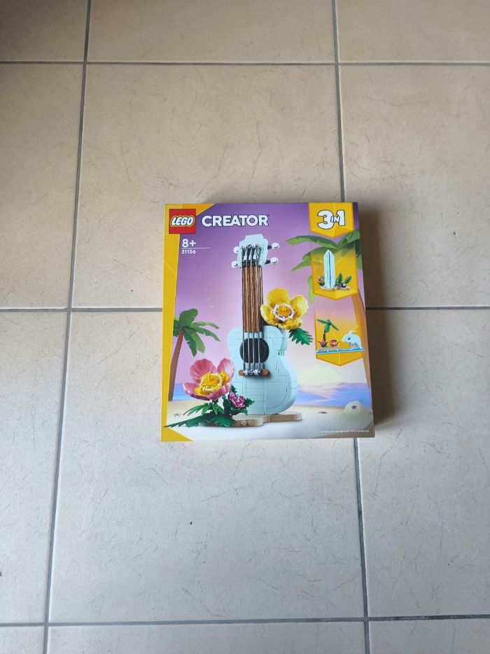 LEGO Creator 3-en-1 - Le ukulélé tropical (31156)
