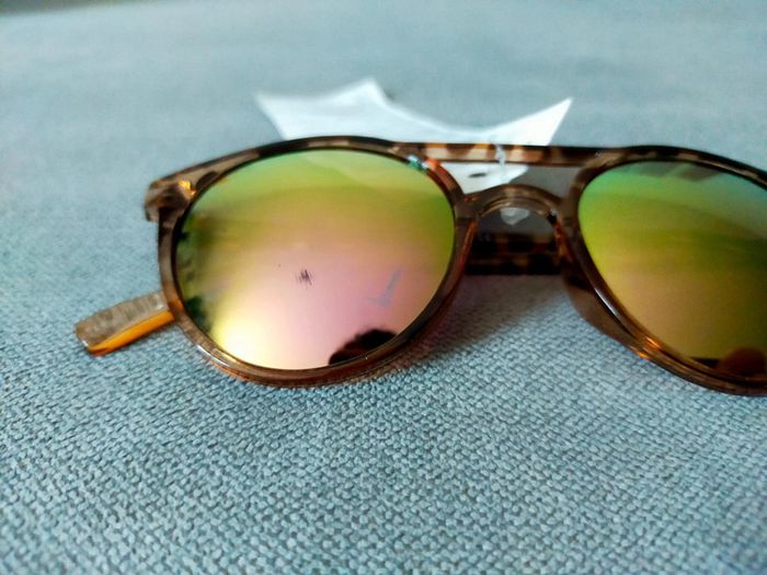 Lunettes de soleil miroir multicolores écaille - photo numéro 2