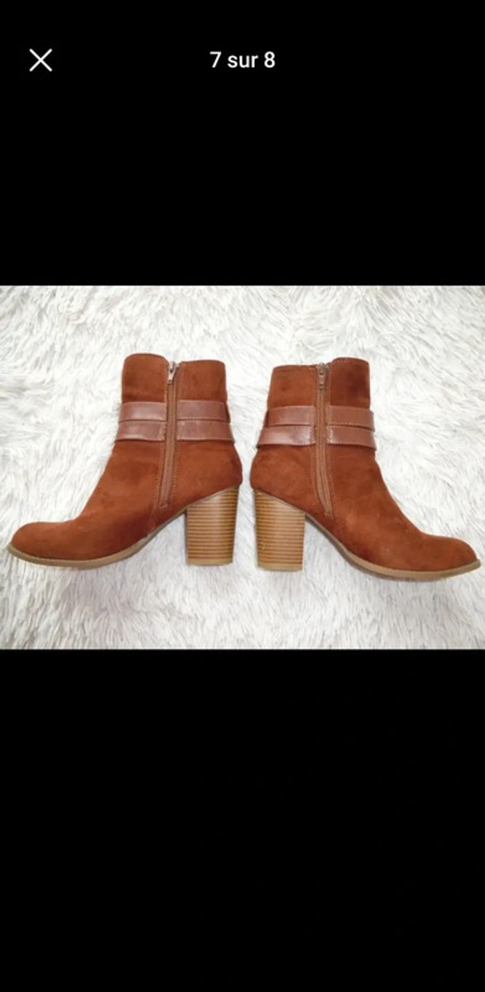 Botine marron.