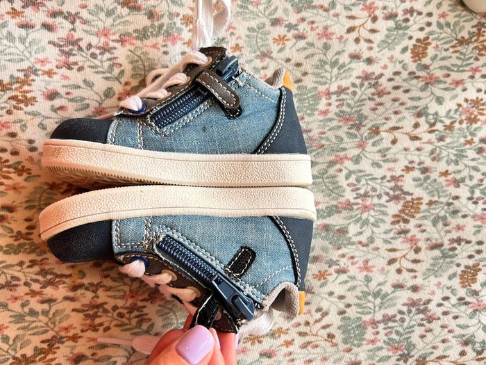 Chaussure effet jean garçon taille 20 - photo numéro 2