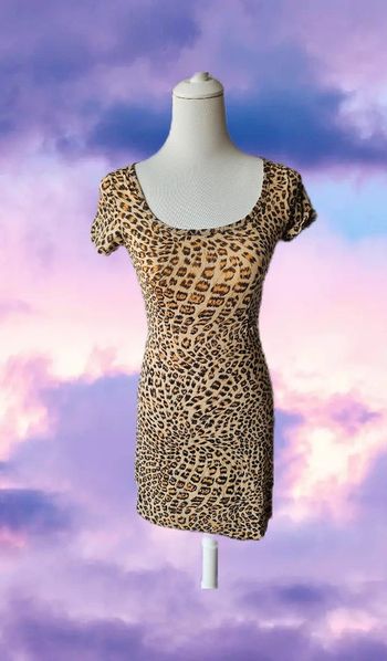 Robe satinee imprimee léopard avec fils dorés,taille 38