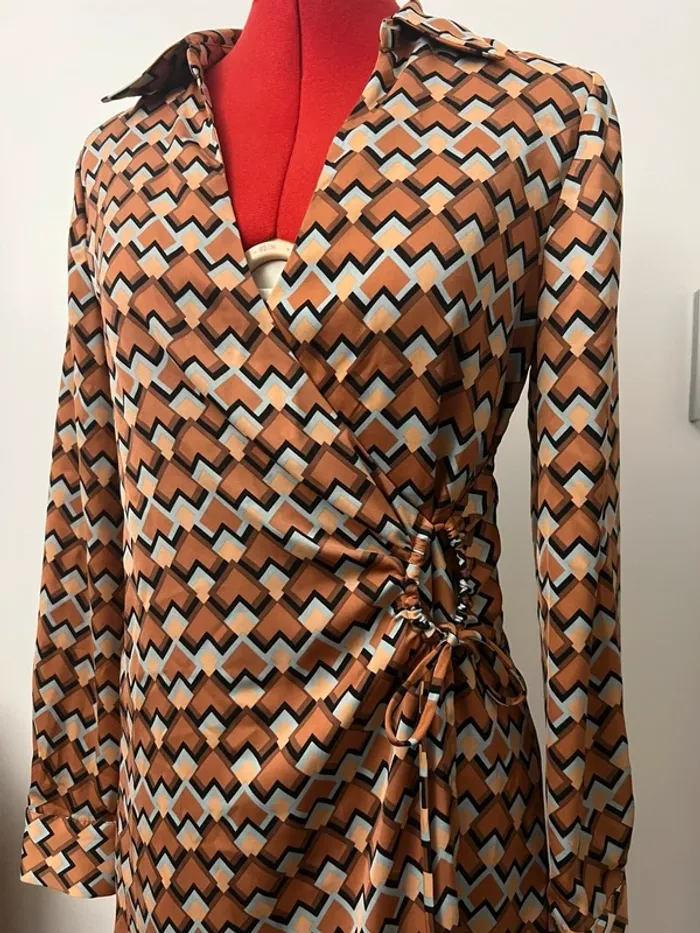 Robe portefeuille satinée imprimé graphique orange Mango