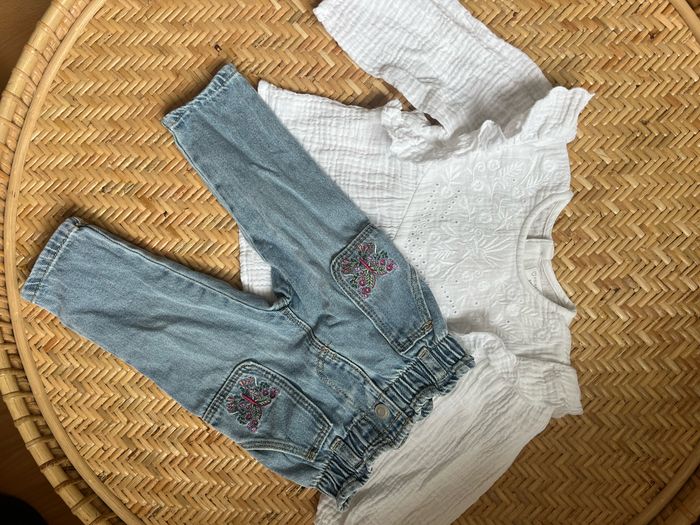 Jeans bébé fille brodée papillon