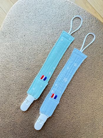 Lot 2 attaches tétine en stock 