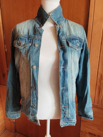 Veste en jean (mixte)Veste en jean Tape à l'oeil (mixte)
Intérieur doublé en sherpa très chaud 
Couleur  : bleu délavé 
Taille XS/14 ans 
Très bon état 
Prix : 6 euros 
Retrait sur place ou envoi possible