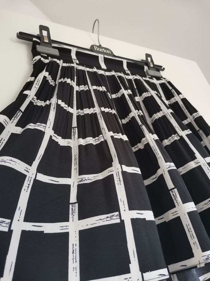 Mini jupe évasée à jolis carreaux - photo numéro 2