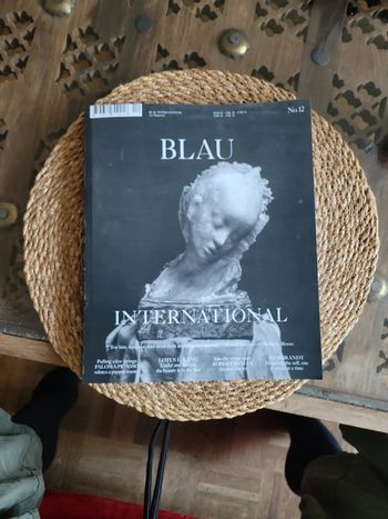International BLAU n*12. Neuf