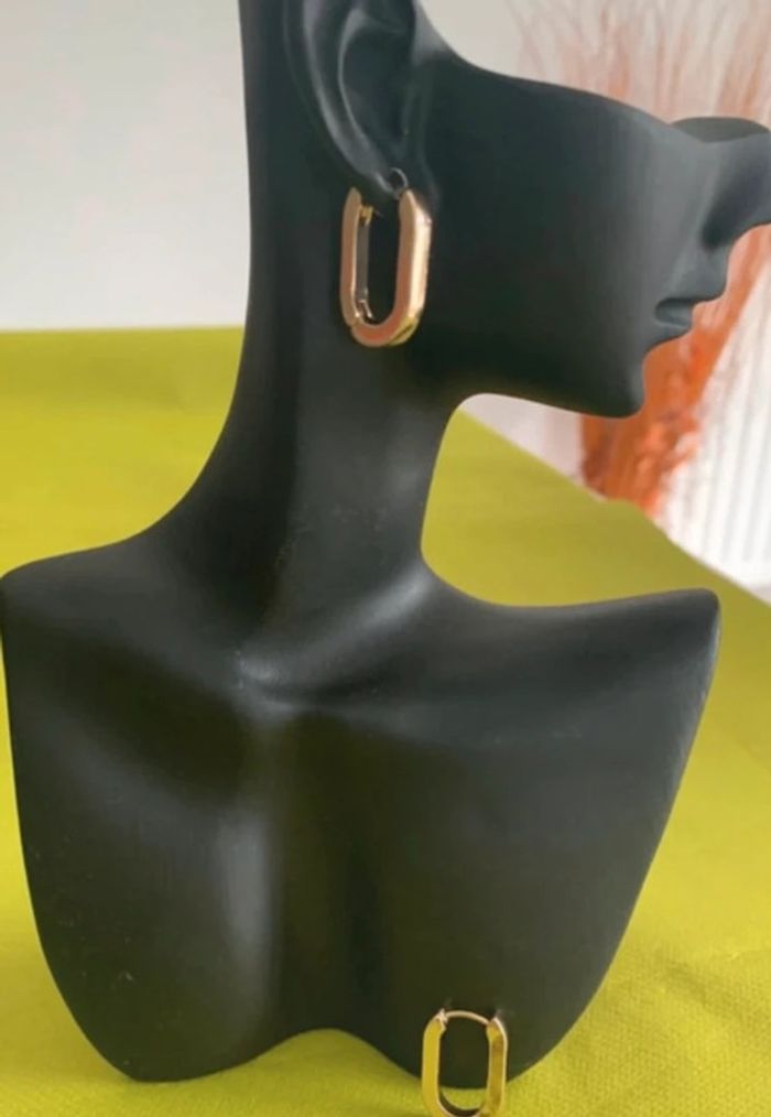 Boucles d’oreilles créoles géométriques dorées - photo numéro 2