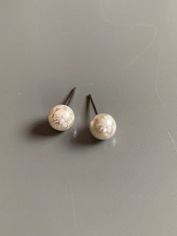 perles boules rondes 6 mm Blanc crème  motifs arabesques fleuris ton sur ton