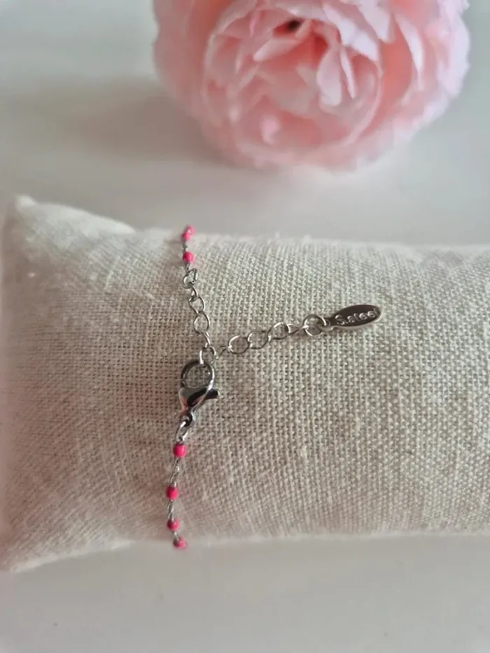 bracelet argenté avec croix chrétienne perles résines rose - photo numéro 2