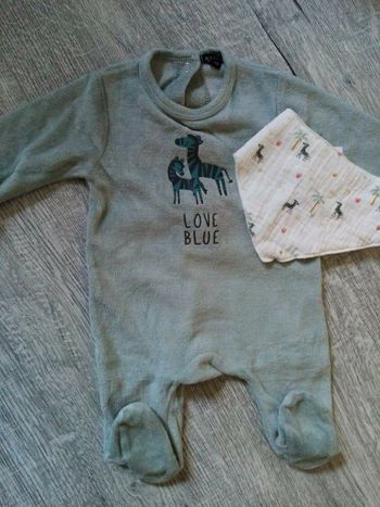 Pyjama et bavoir assorti