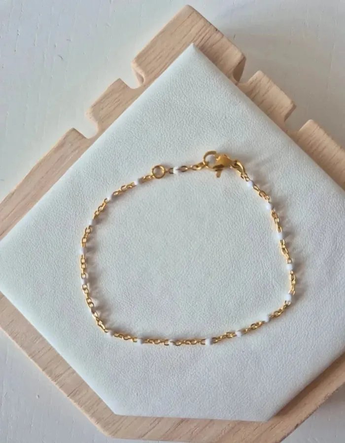 Lot de 2 bracelets dorée en acier inoxydable 🌸 résiste à l'eau violet et blanc - photo numéro 4