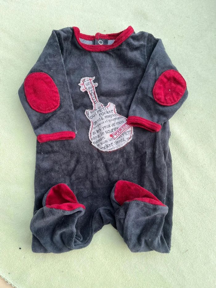 Pyjama tape à l’œil 1 mois