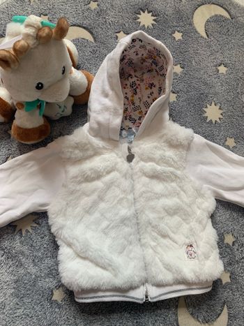 Très belle veste zipee 6 mois