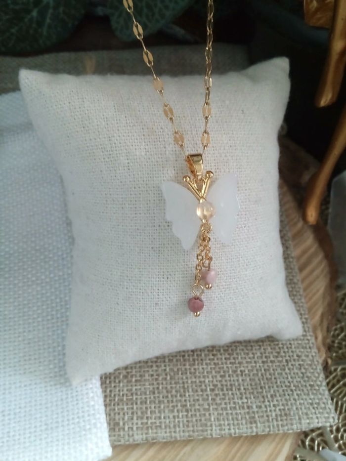 Collier papillon en pierres de jade blanc et rhodochrosite - photo numéro 2