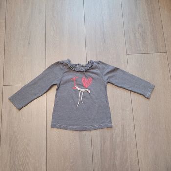 Maillot manche longue gris et blanc rayé.  Fille 18 mois. Marque Tape à l'oeil