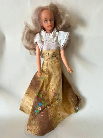 Poupée mannequin Bella vintage – Années 70 – Robe d’époque