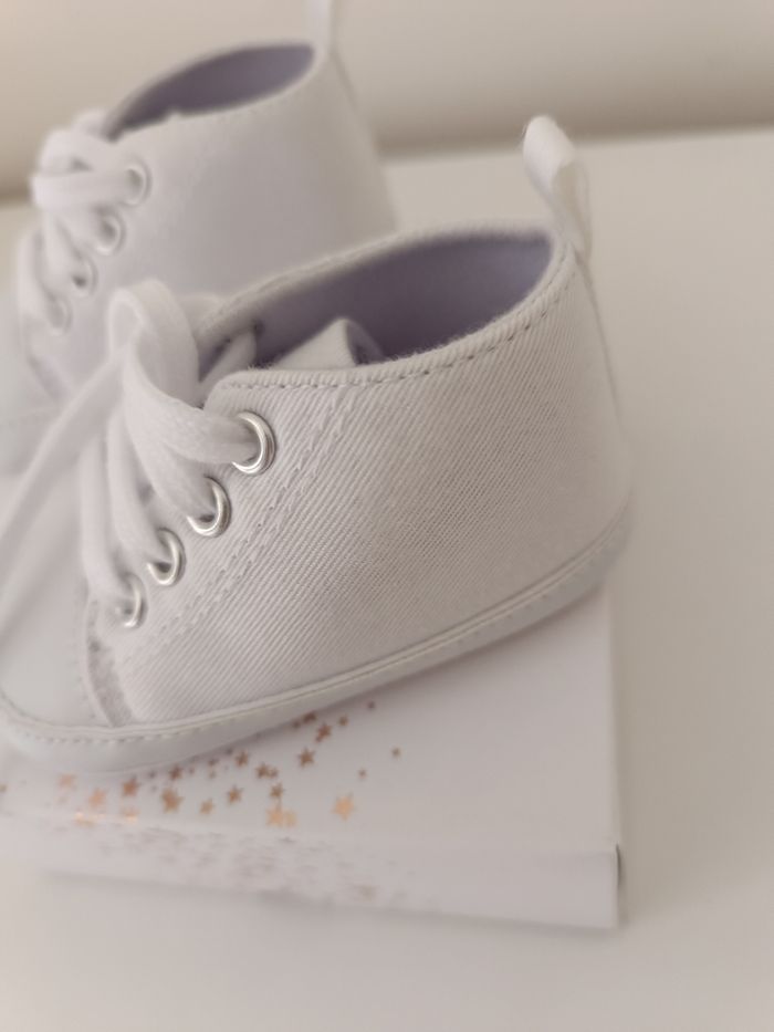 Tennis bébé Kiabi blanche en toile taille 18 - photo numéro 2