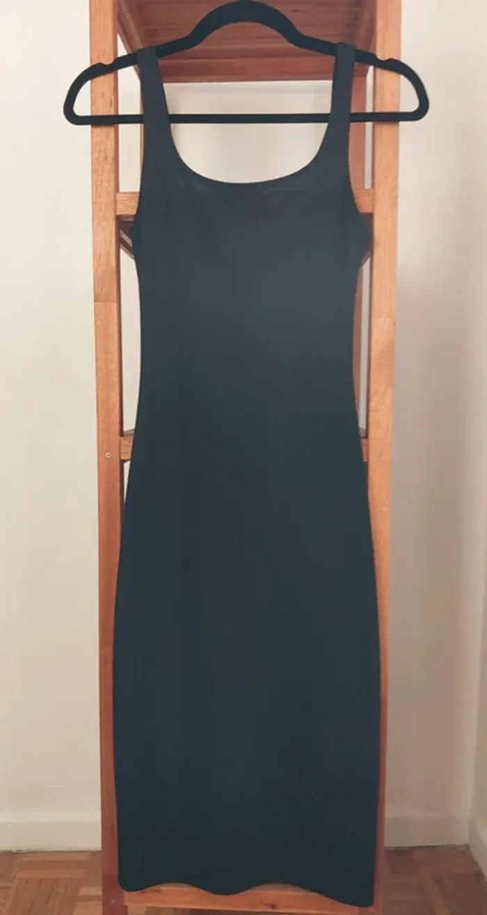 Robe Pull & Bear noire moulante à bretelle - photo numéro 3