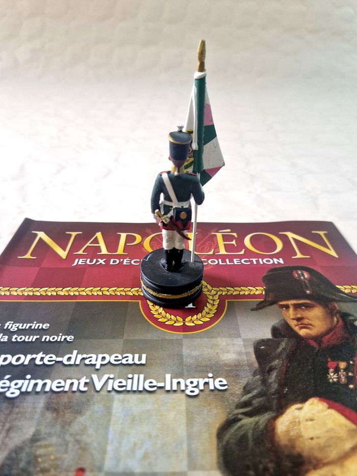 Figurine  , Napoléon , jeux d'échec de collection  , numéro 11 , le porte drapeau du régiment Vieille Ingrie - photo numéro 3