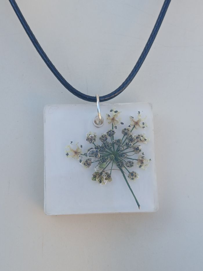 Collier blanc petites fleurs
