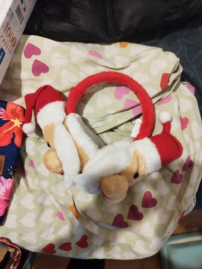 Cache oreille père noël
