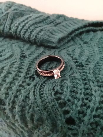 Bague noire et argenté avec pierres zirconium