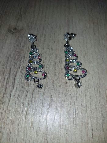 Très jolie boucles d'oreilles neuves
