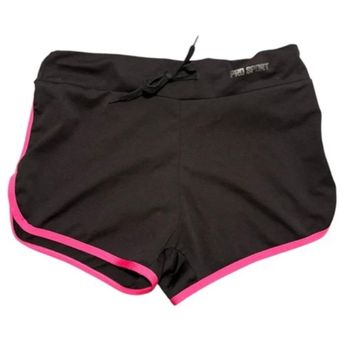 Short court de sport ou d'été matière légère style polyester liseré rose