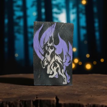 Ardoise Décorative – Loup Argenté & Flammes Violettes