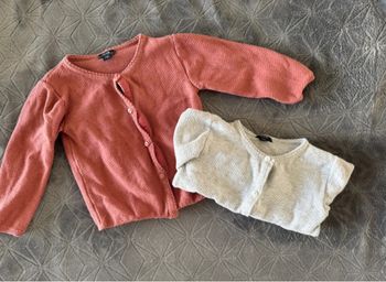 Lot 2 gilets Kiabi 12 mois