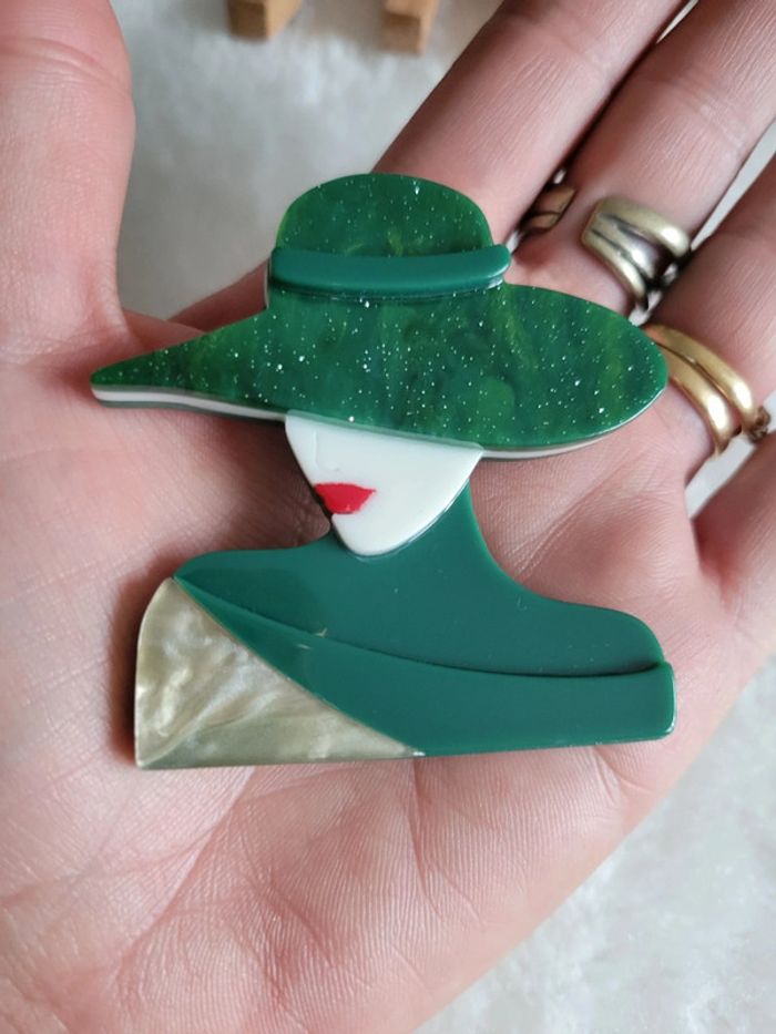 Broche chapeau et chale vert