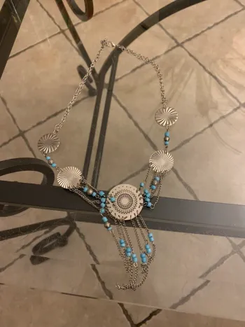 Collier argenté et bleu