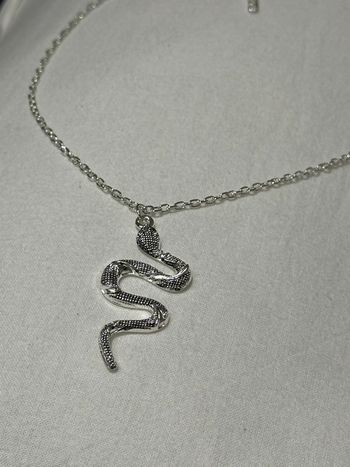 Collier motif serpent en laiton argenté