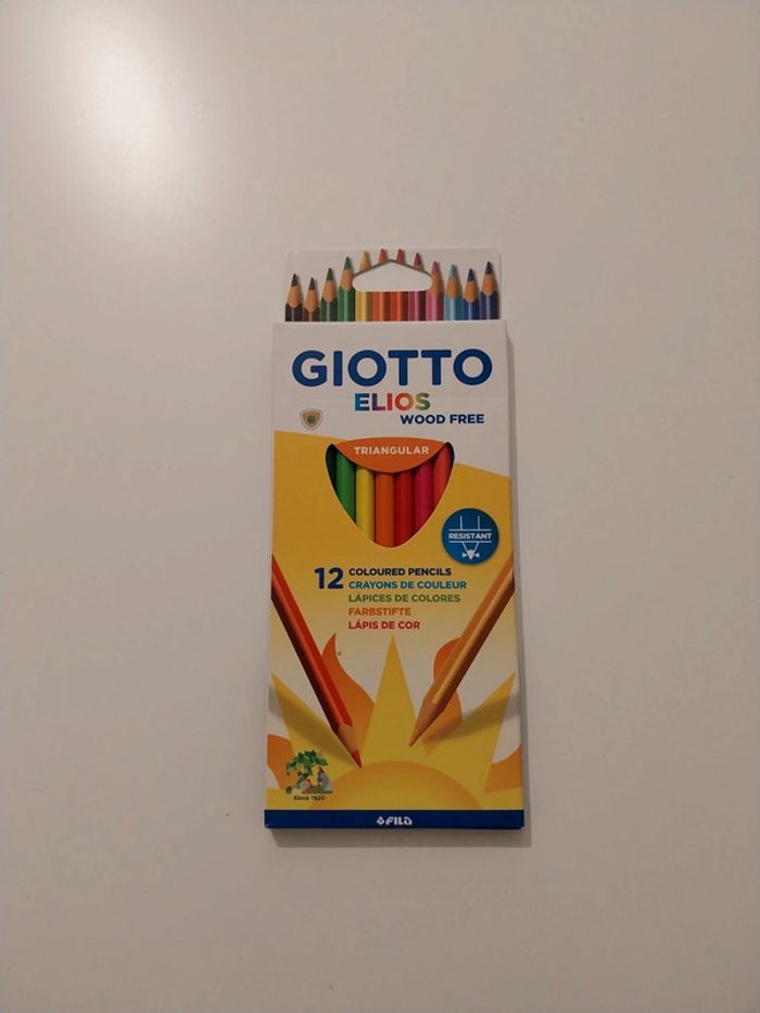 Lot 12 crayons couleur