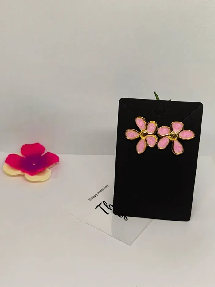 Boucles d'oreilles fleur dorées et roses nacrées - photo numéro 3