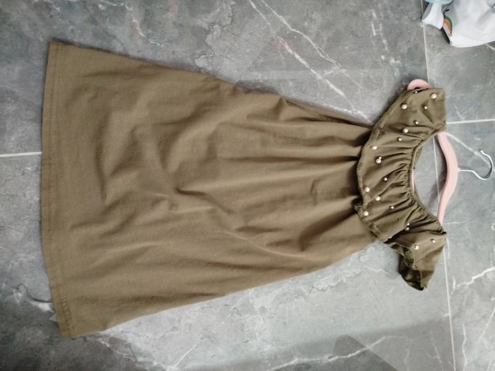 Robe volant et strass kaki