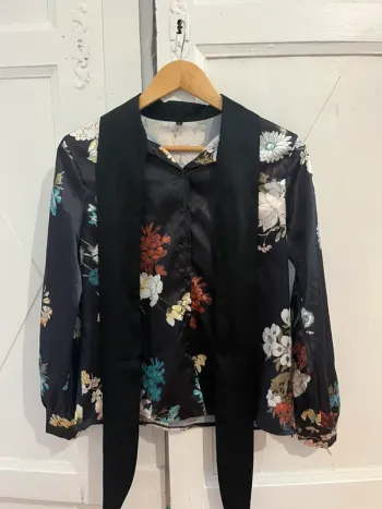Chemise noir fleurie satin satinée blouse