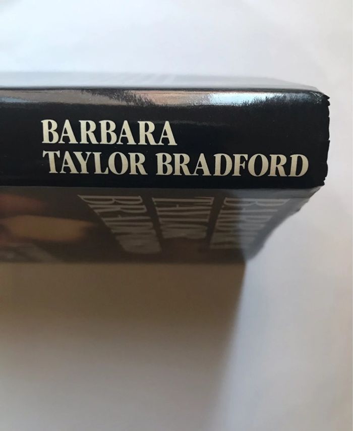 Livre « L’amour est ailleurs » de Barbara Taylor Bradford - photo numéro 2